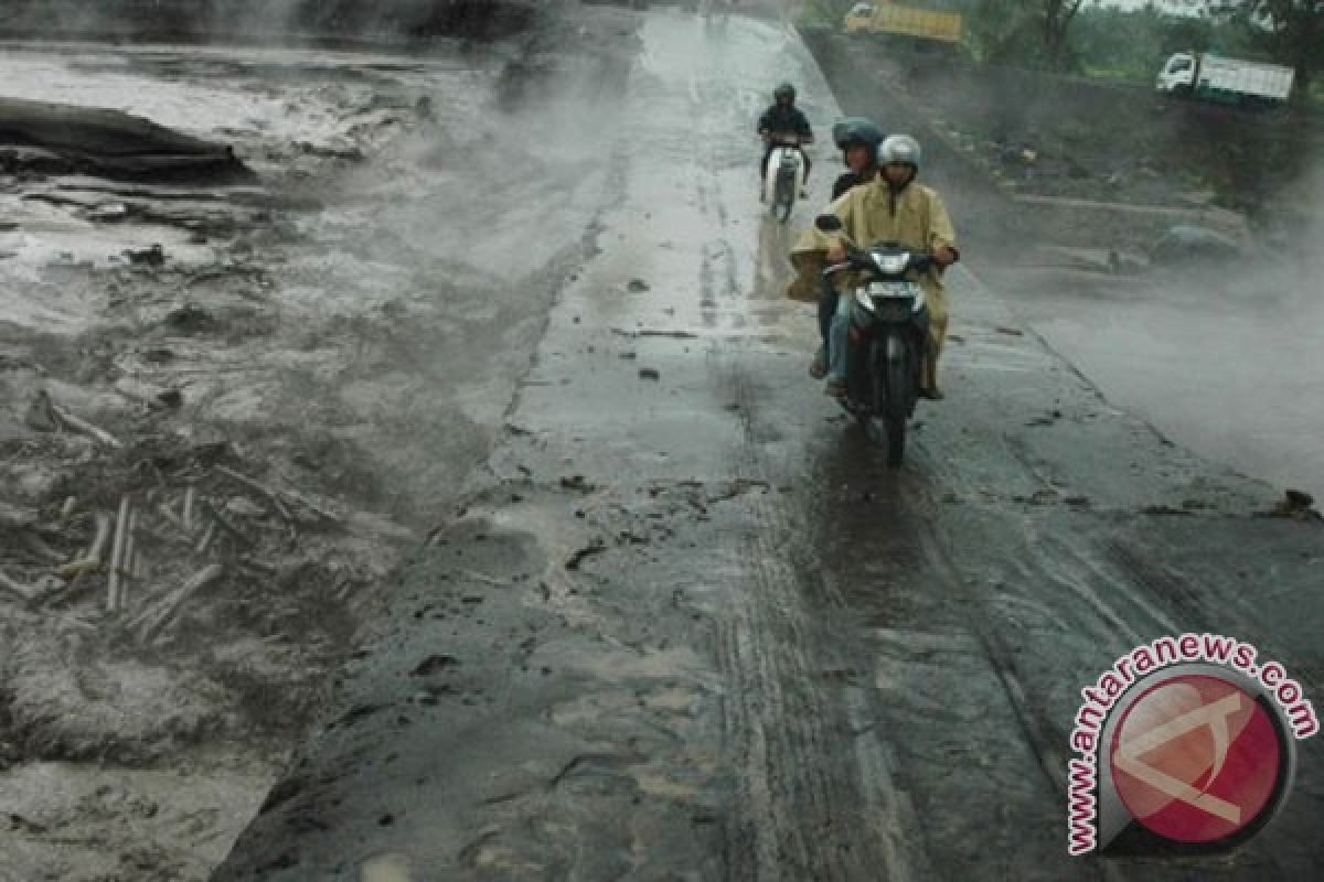 Banjir lahar dingin putuskan jalan Sleman-Klaten