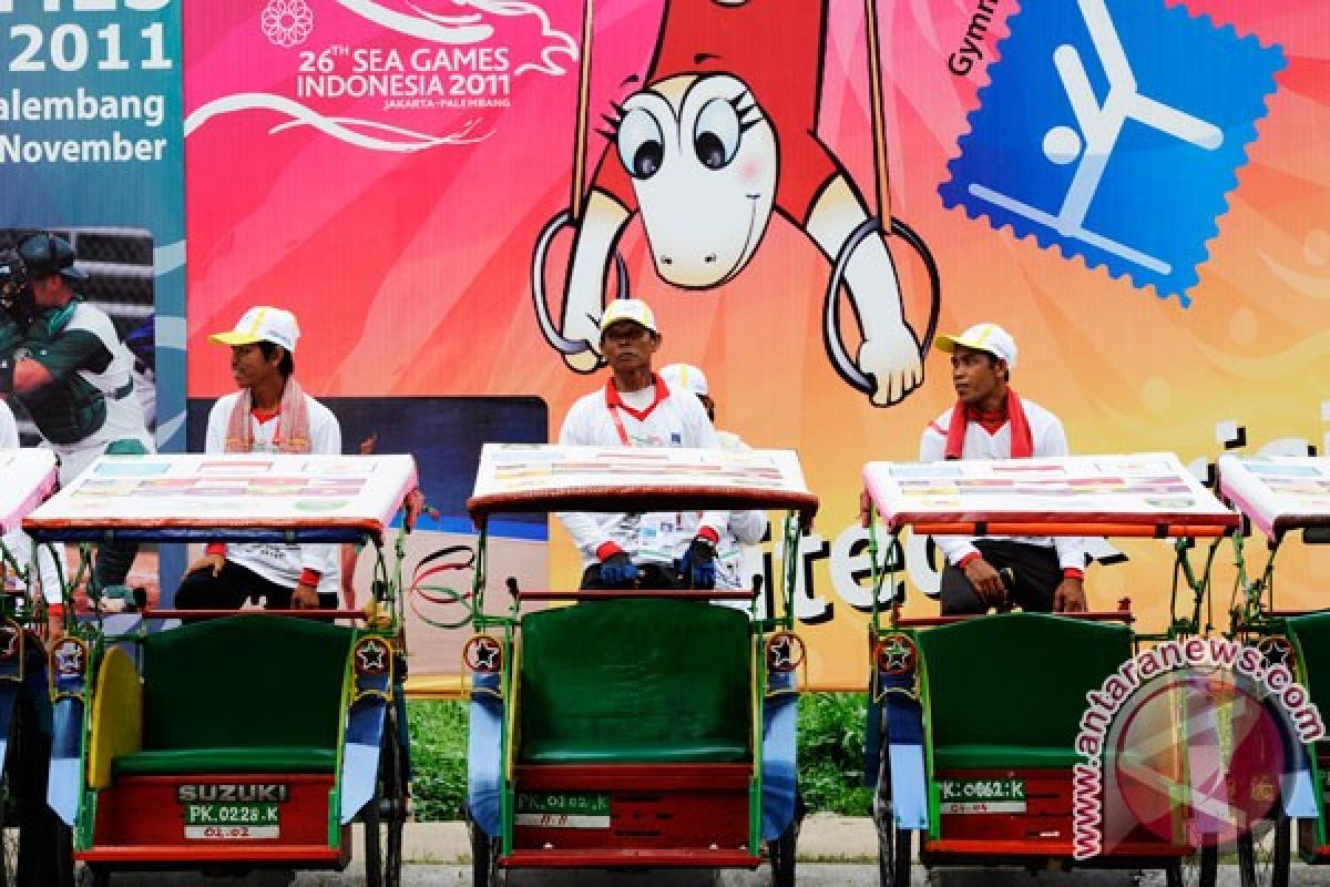 Belum terima honor, becak mangkal di luar komplek Jakabaring