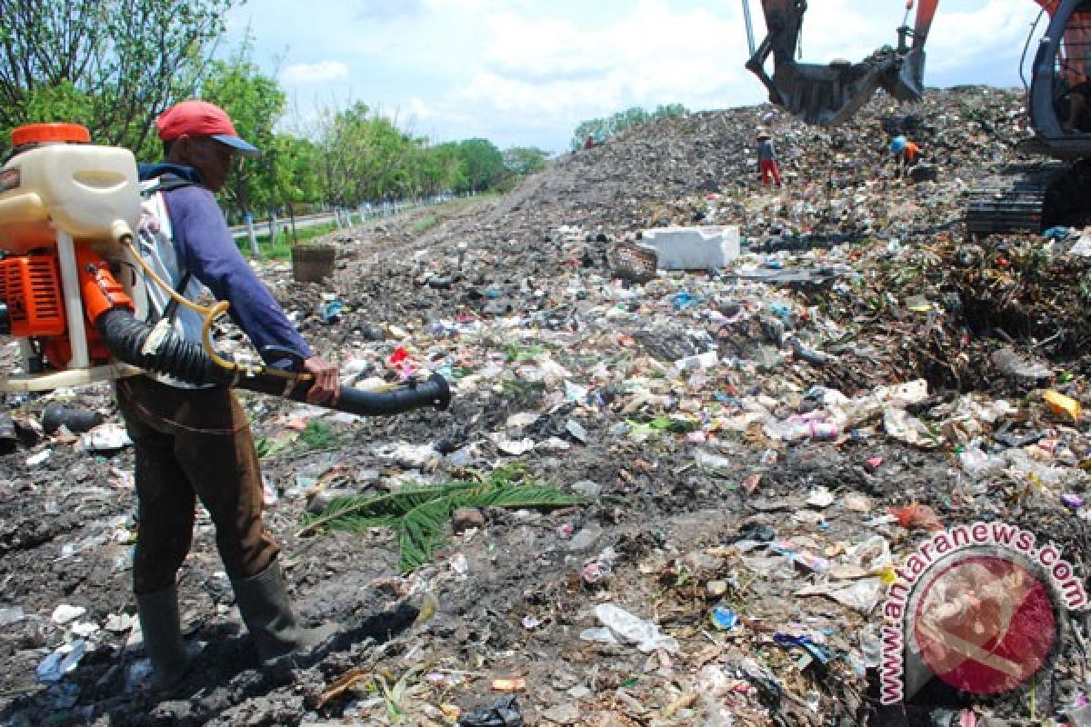 Peduli lingkungan, polisi Madiun bersihkan sampah pasar