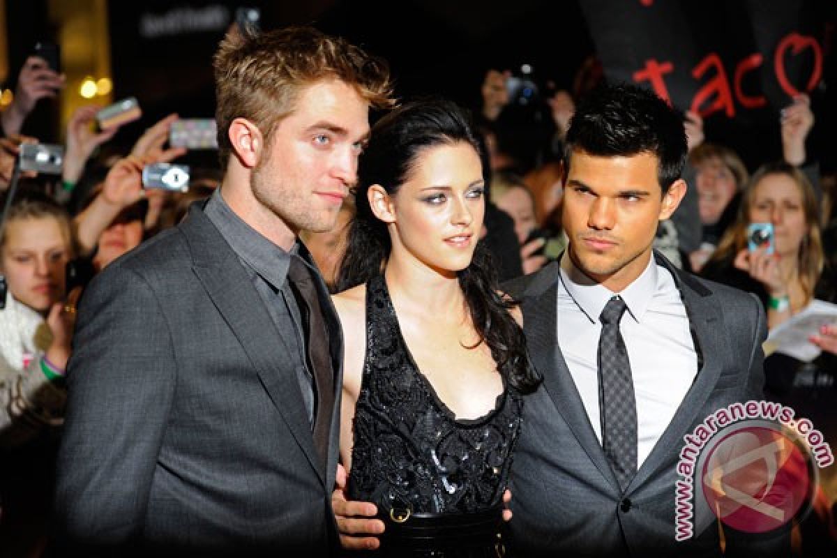 Bintang "Twilight" cetakkan jejak di Hollywood