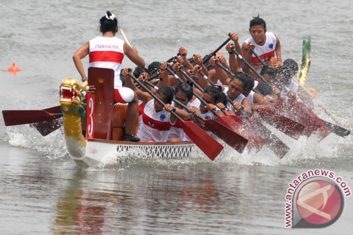 Tim putri perahu naga Indonesia raih perak