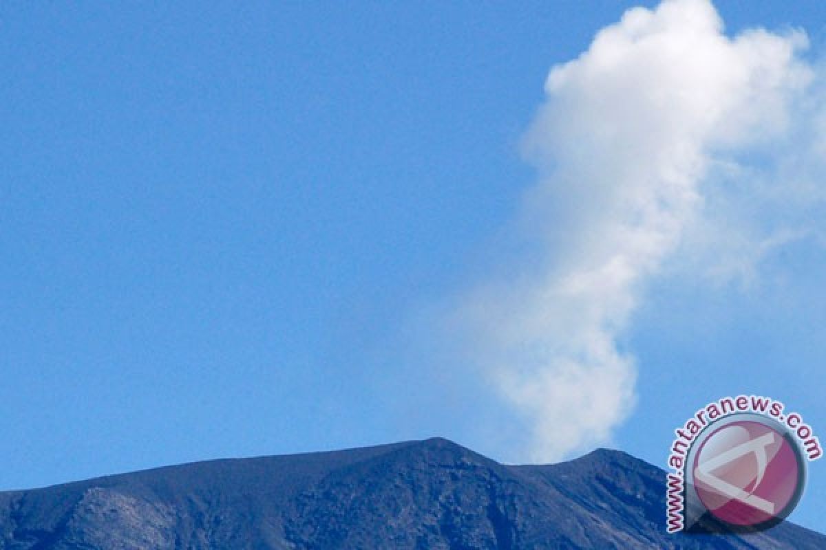 Gunung Marapi tiga kali semburkan abu vulkanik