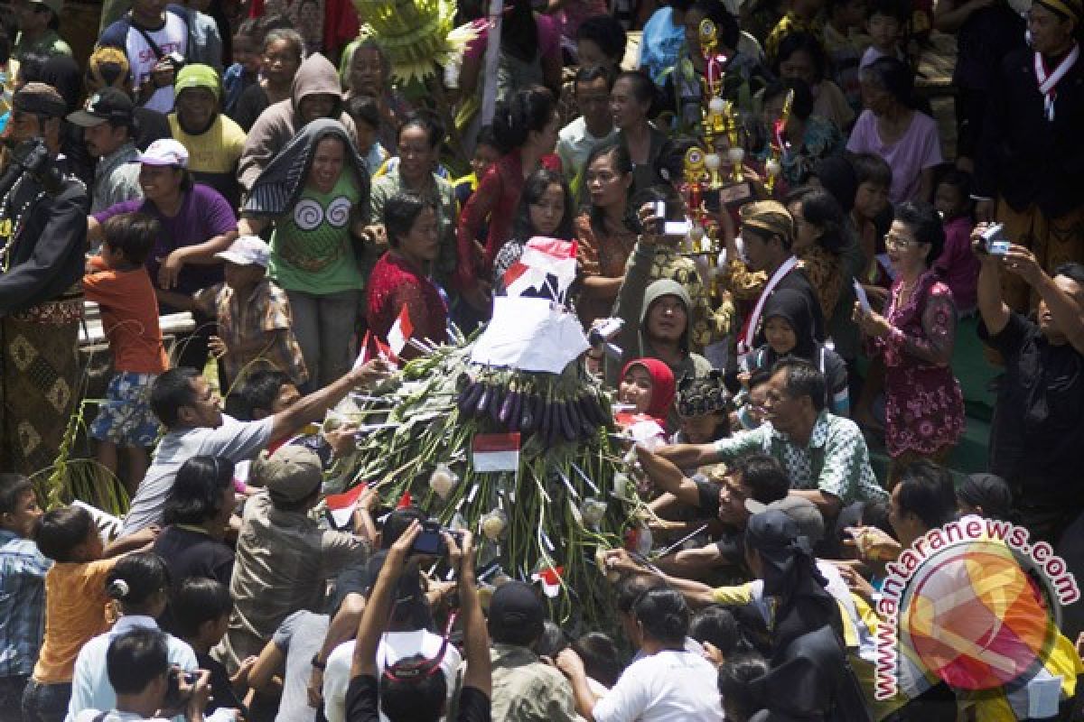 Ribuan warga perebutkan satu ton apem 