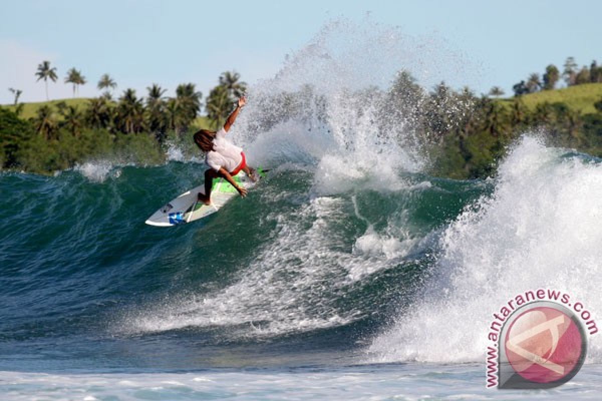 Ombak Pantai Nusa Lembongan cocok untuk berselancar