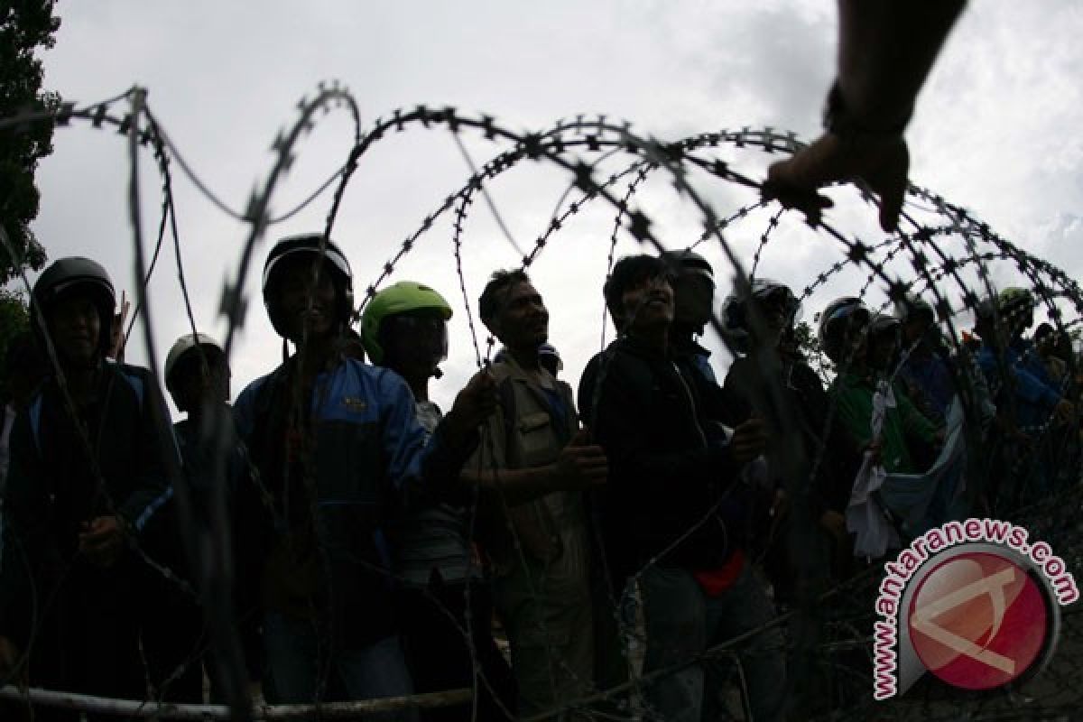 Police arrest workers over demonstrations in Batam
