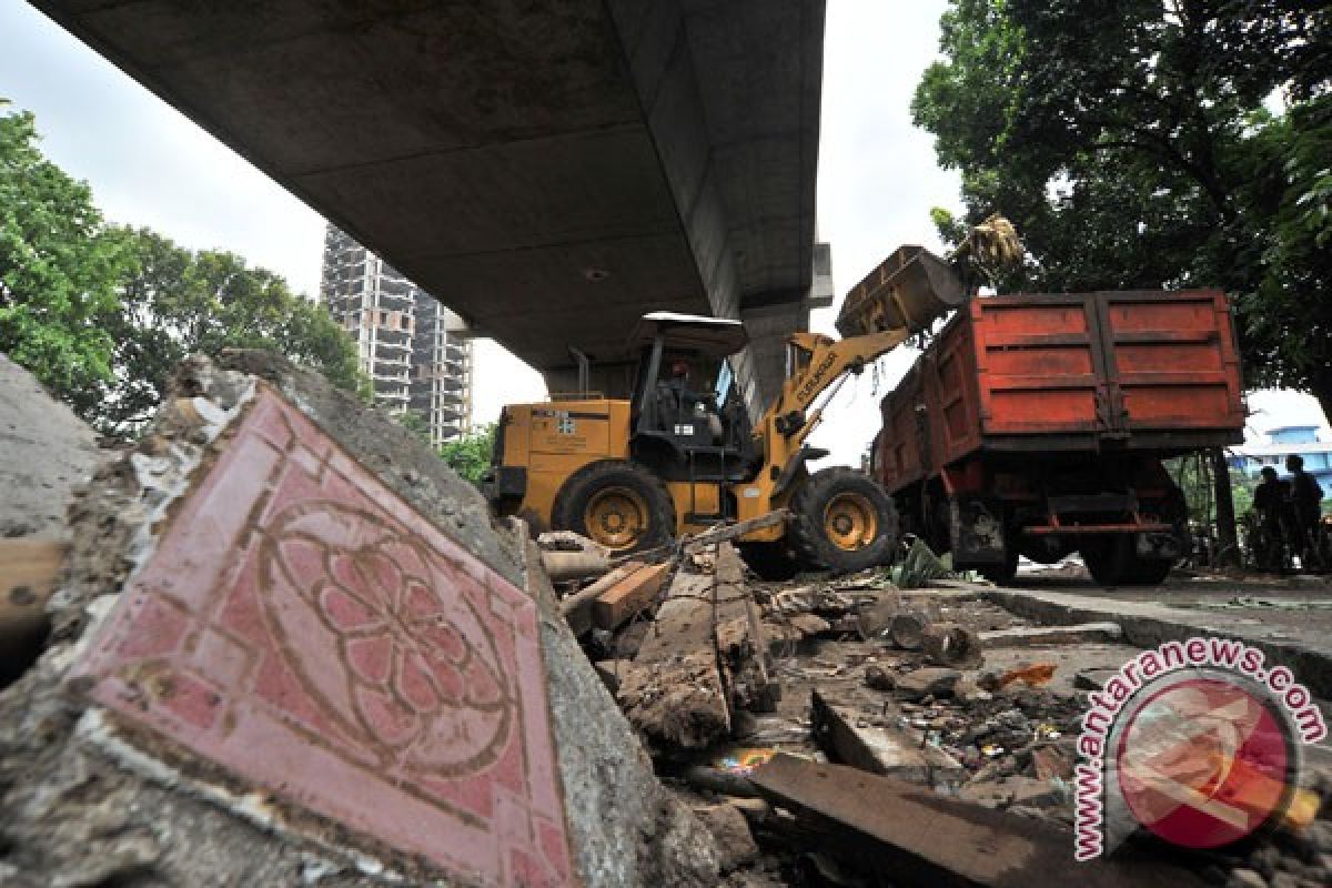 DKI Jakarta berencana tata area kolong rel kereta