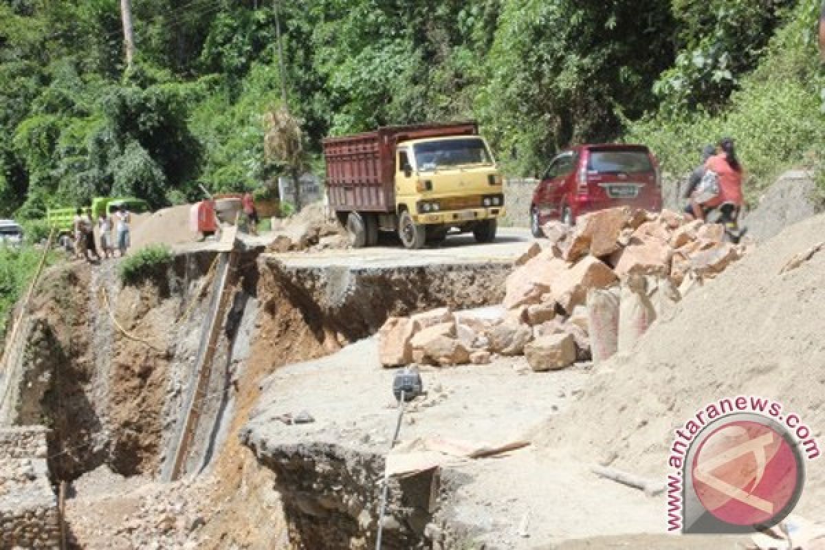 Akses jalan Gorontalo Utara tertutup  longsor