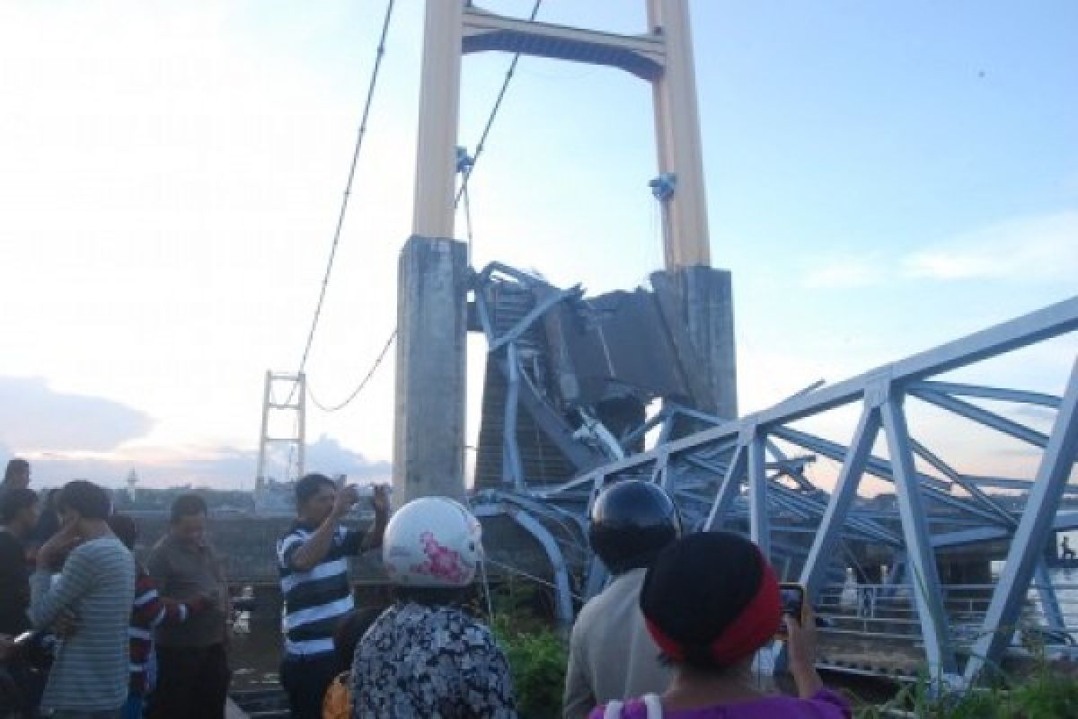 Penyelidikan runtuhnya jembatan Kutai Kartanegara segera dilakukan 