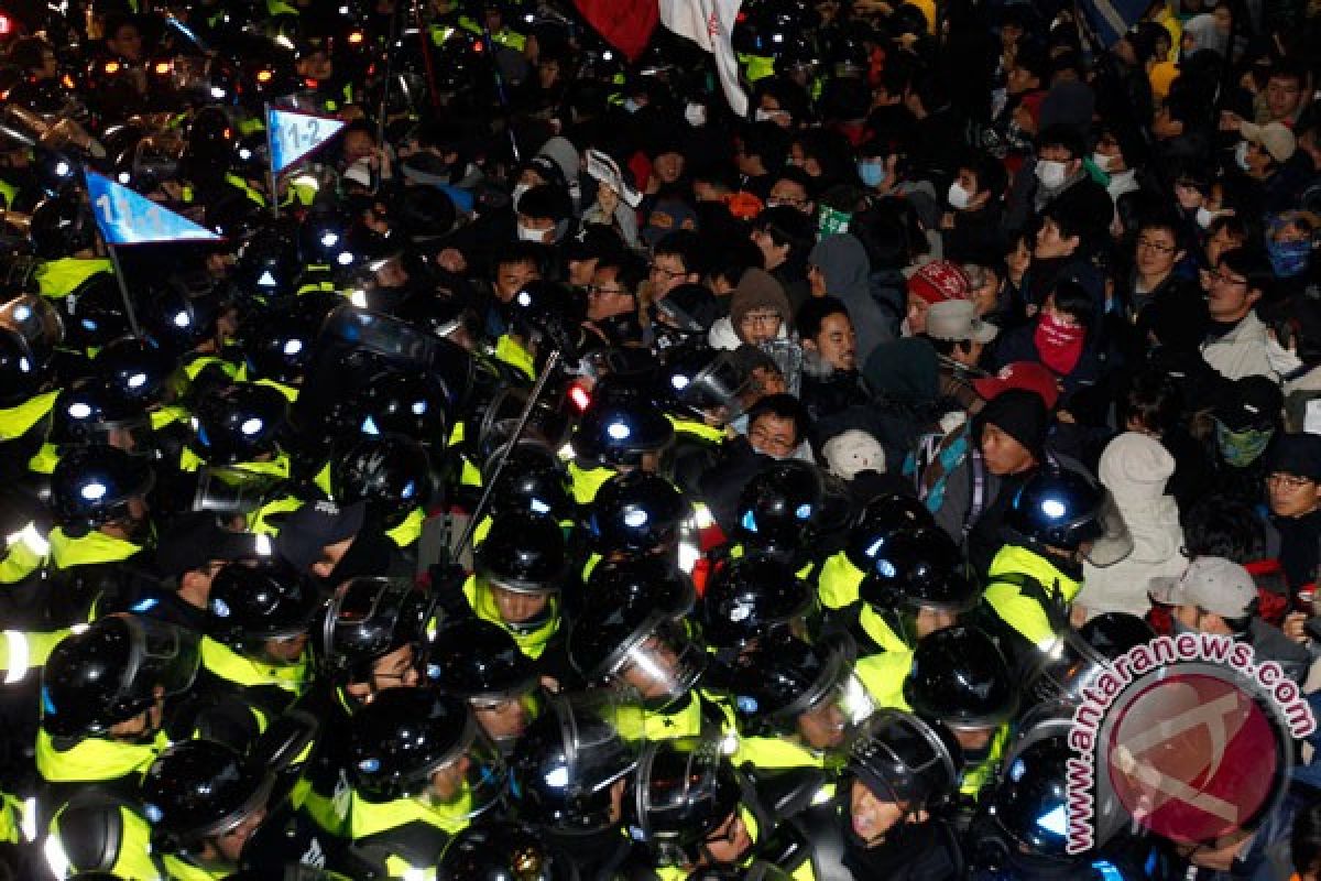 Sekitar 40 polisi Korsel terluka dalam demo anti-FTA