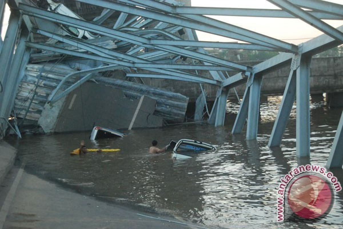 Police question 34 people over collapsed bridge