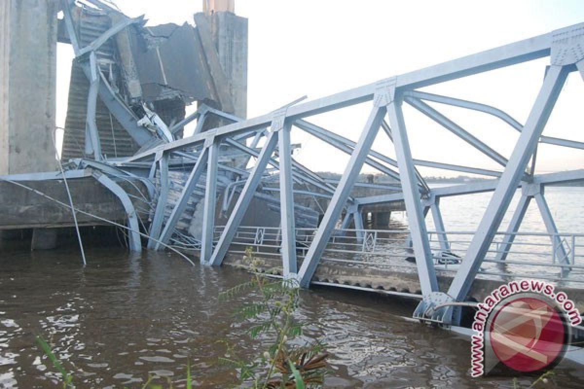 Polisi periksa 51 orang terkait jembatan ambruk