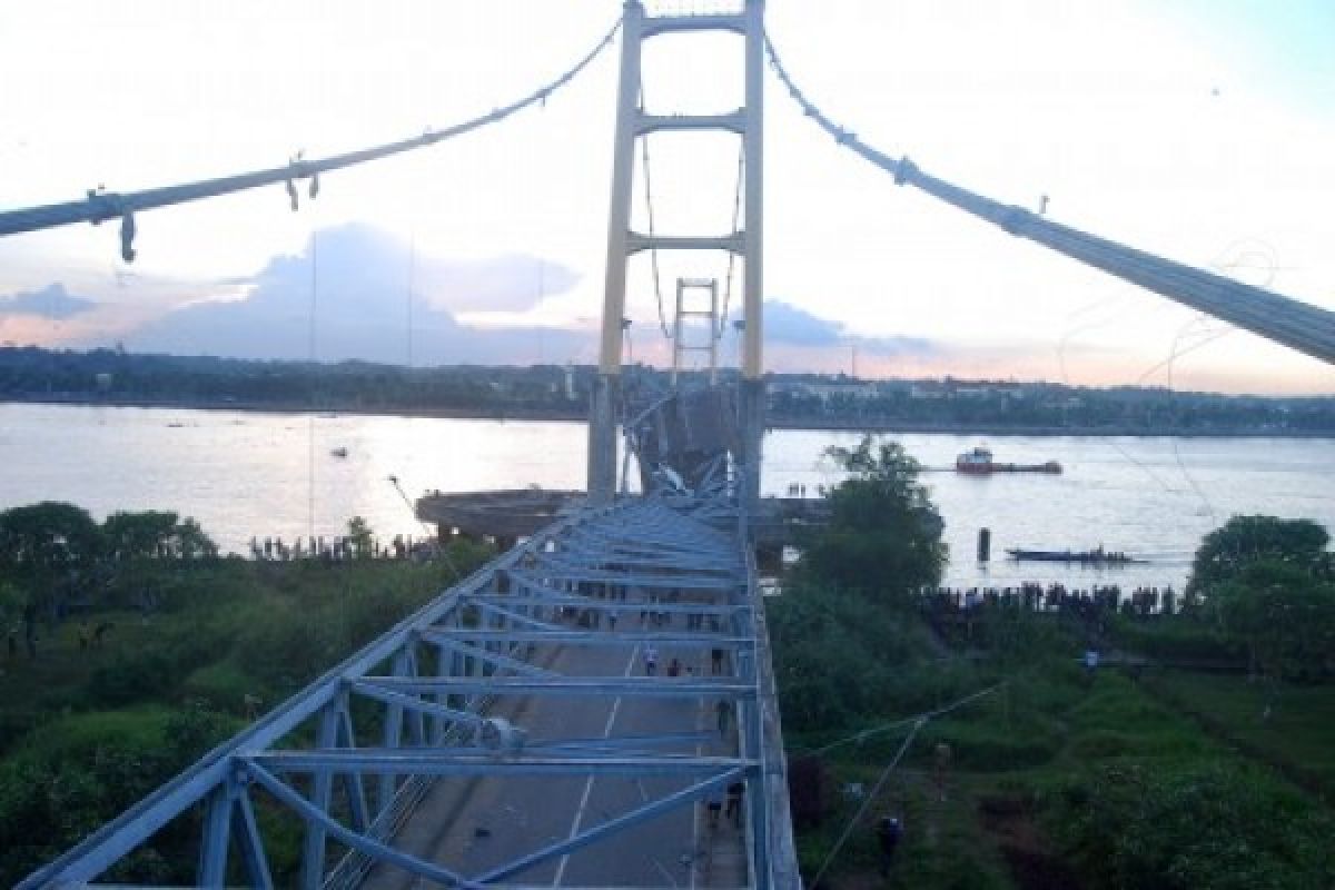 Jembatan Kutai Kartanegara runtuh