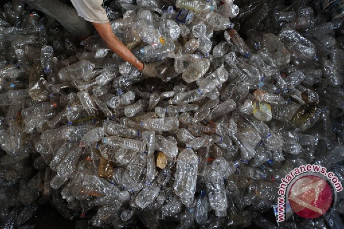 Perusahaan Ghana ubah limbah plastik jadi bata trotoar