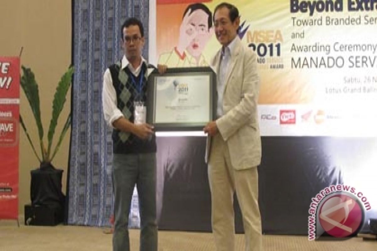 Hermawan Kartajaya Serahkan Manado Service Excellence Award