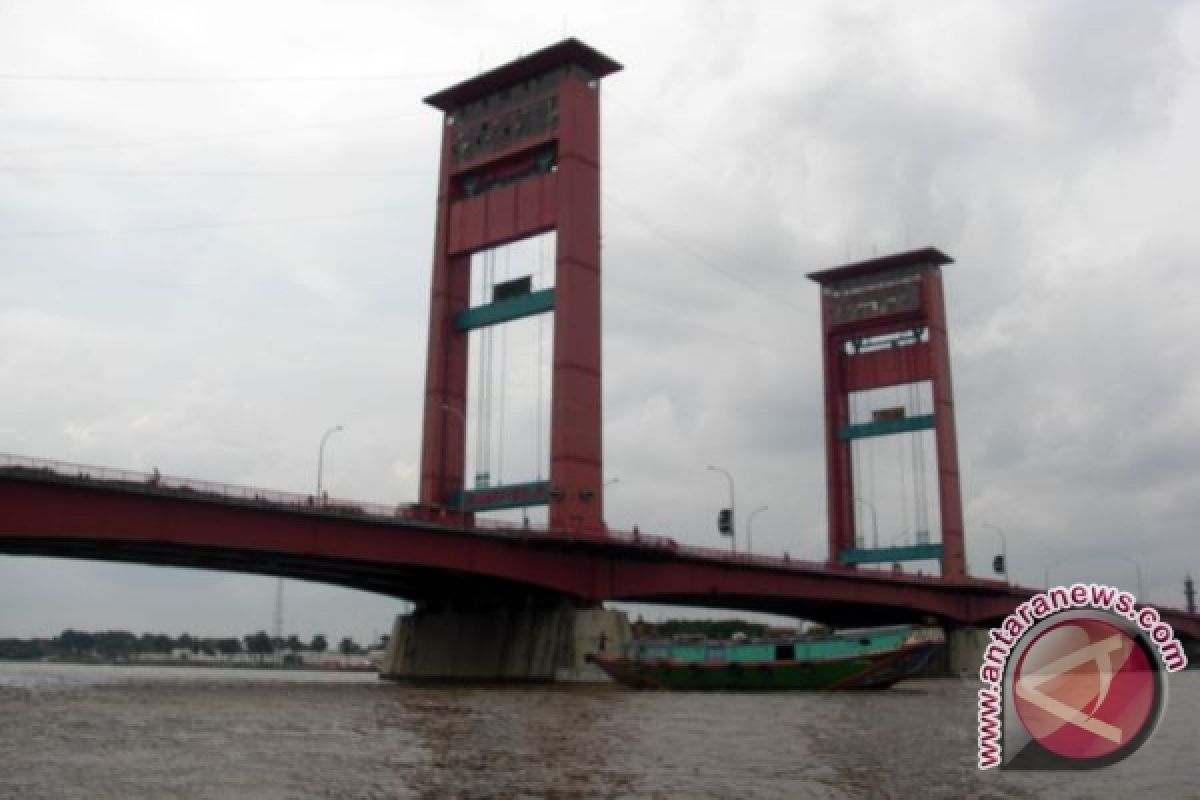 Warga Palembang cemas Jembatan Ampera runtuh 