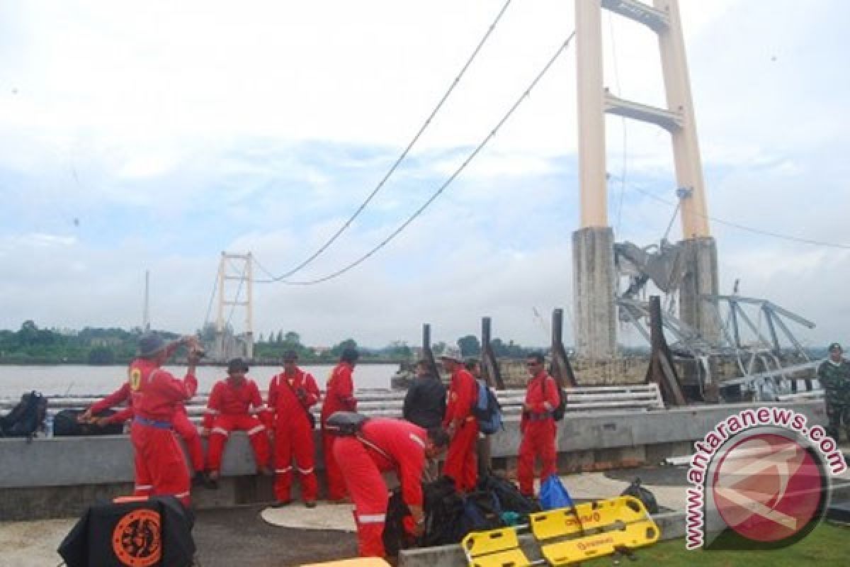 19 korban jembatan Kukar diduga masih di sungai