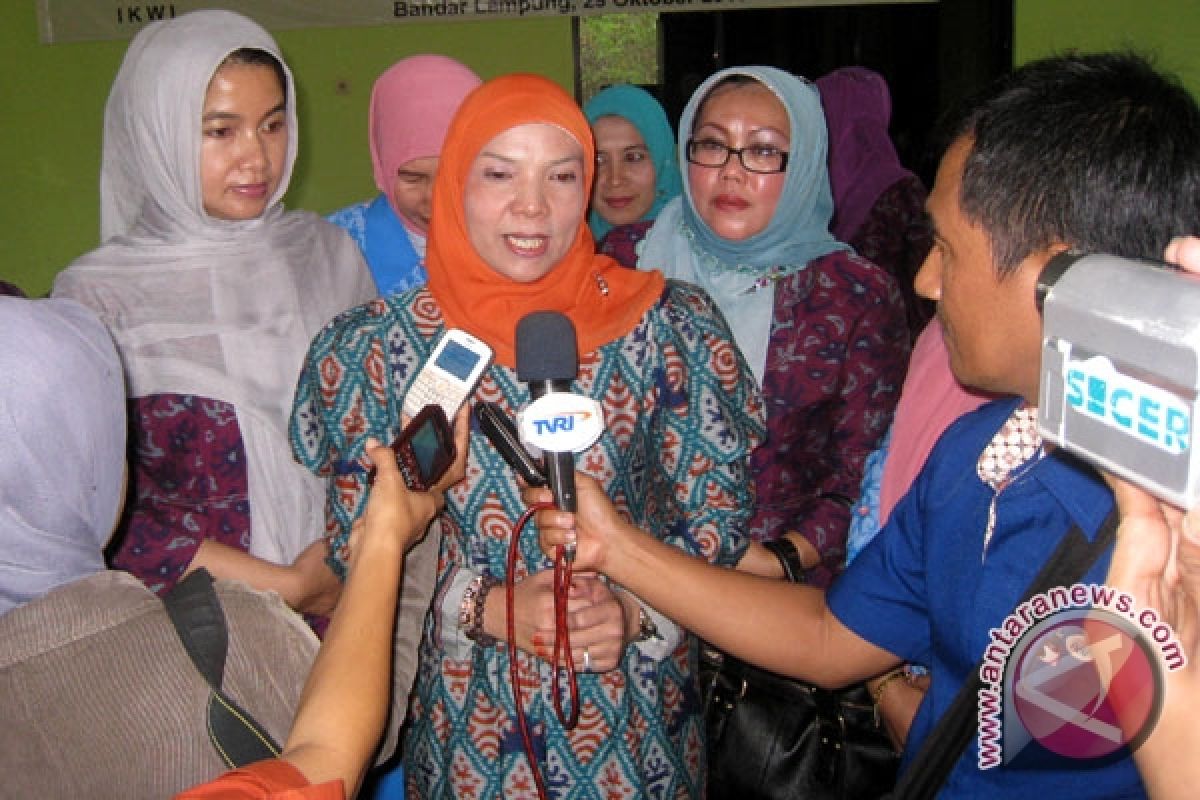 'Bunda' Eva Lolos ke DPRD Lampung