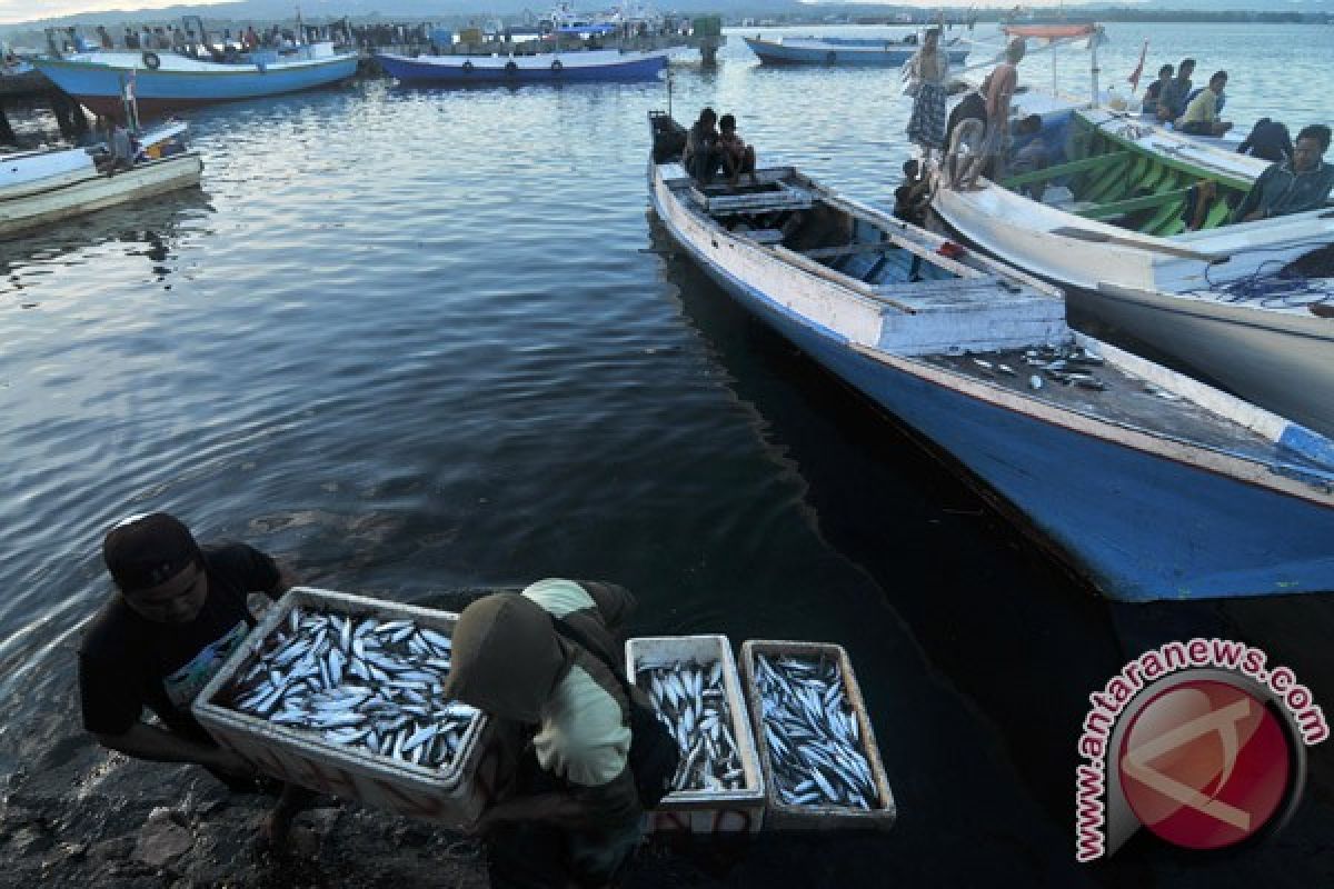 Cuaca buruk, nelayan Bangkalan takut melaut 