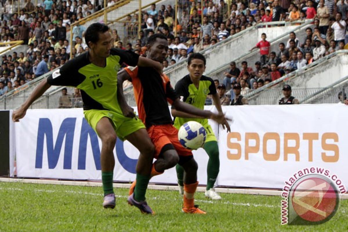 10 pemain Persiraja kalahkan Persebaya 2-1