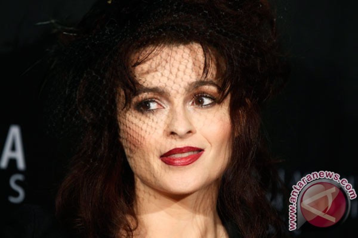Helena Bonham perankan Elizabeth Taylor