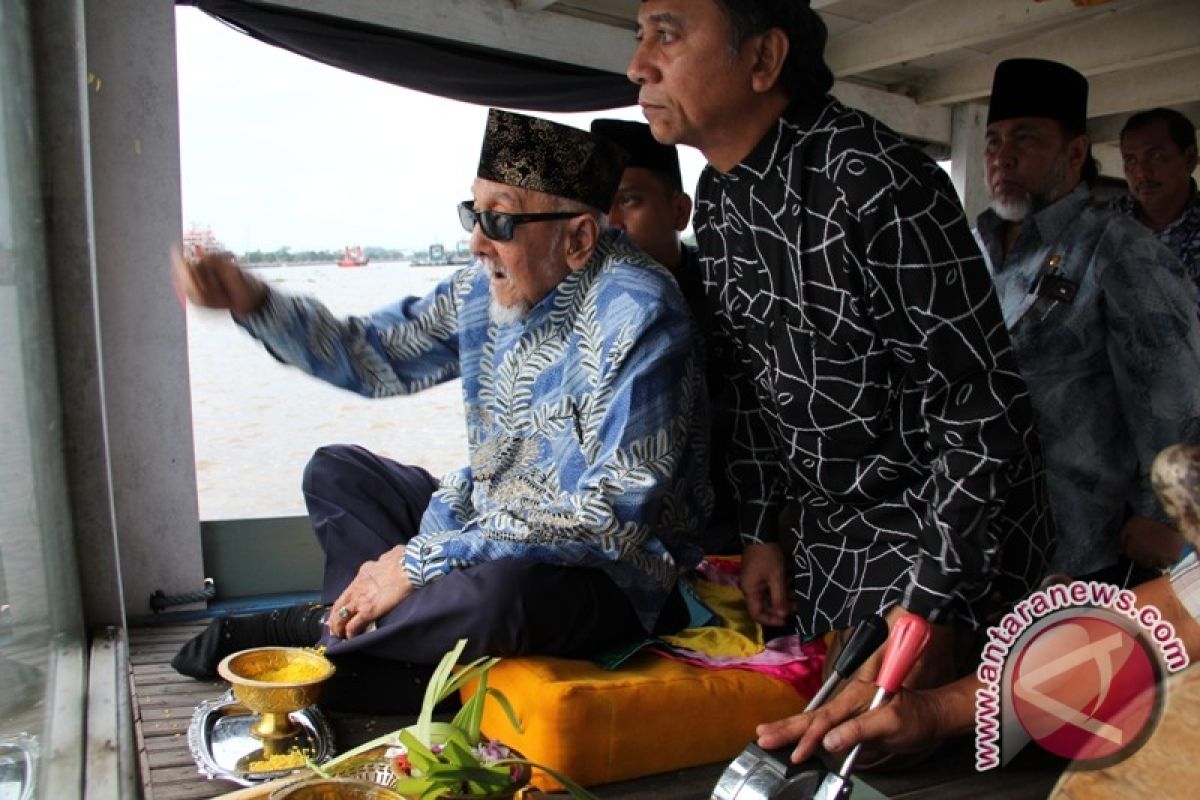 Sultan Kutai Lakukan Ritual Di Jembatan Kartanegara