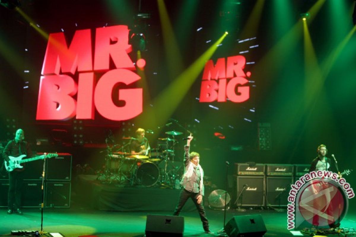 Mr. Big bangga bisa tampil di Surabaya 