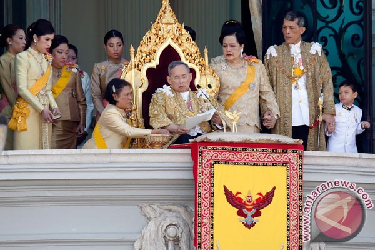 Upacara nyalakan lilin massal tandai HUT Raja Thailand