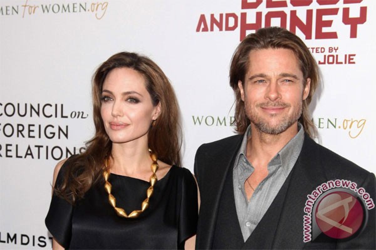 Angelina Jolie dan Brad Pitt akhirnya menikah