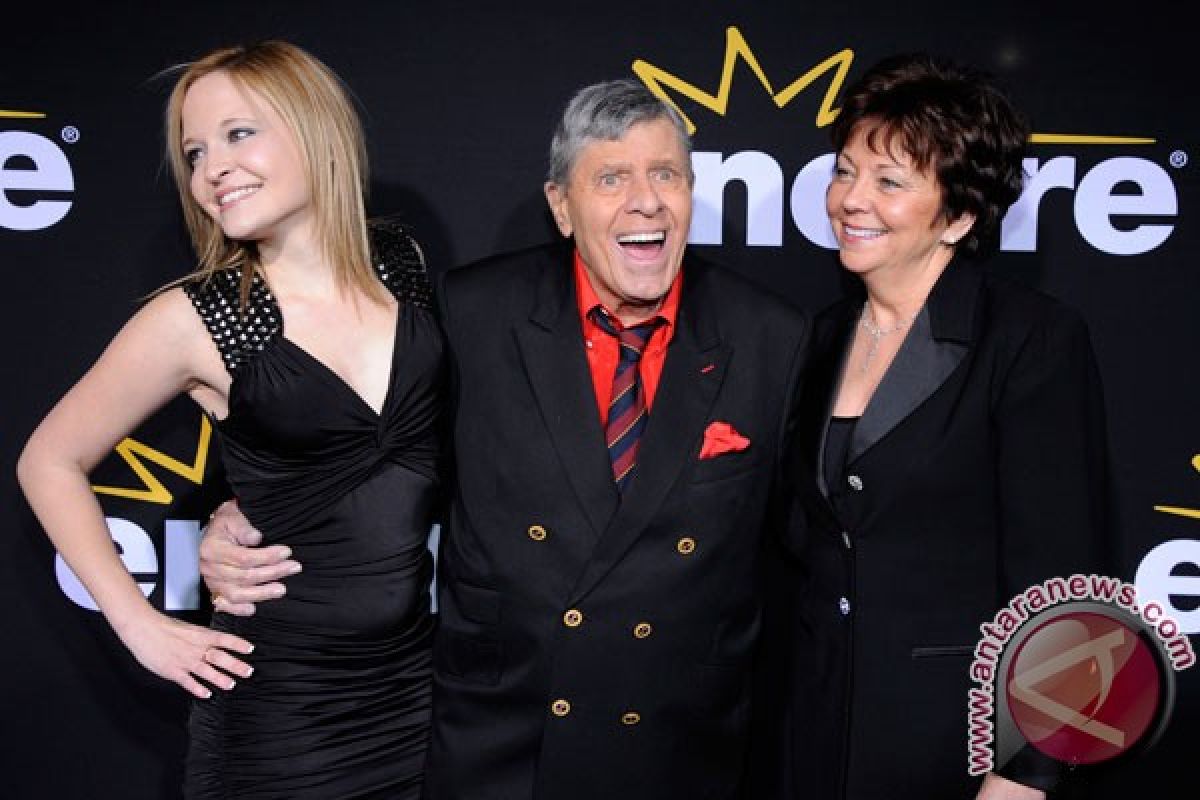 Komedian veteran Jerry Lewis dapat penghargaan Cannes