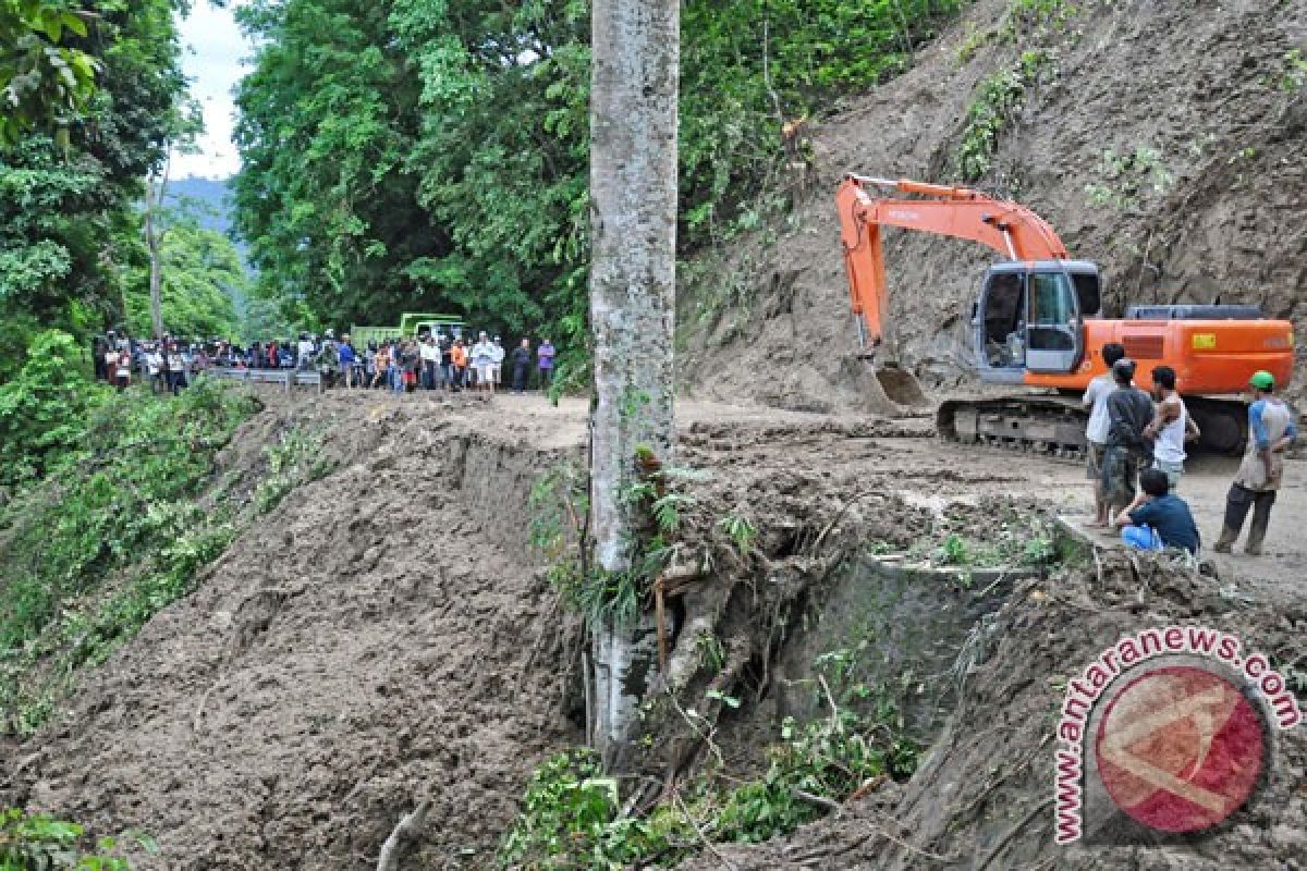 Longsor di kaki Rinjani tewaskan seorang warga