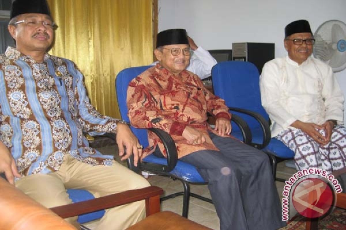 Habibie: Pemimpin Nasional Harus Turun Ke Daerah