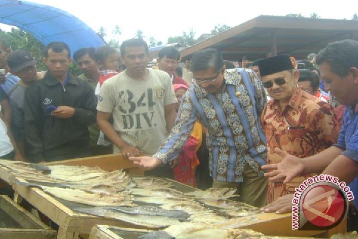 BJ Habibie Kunjungi Perkampungan Nelayan Di Kendari