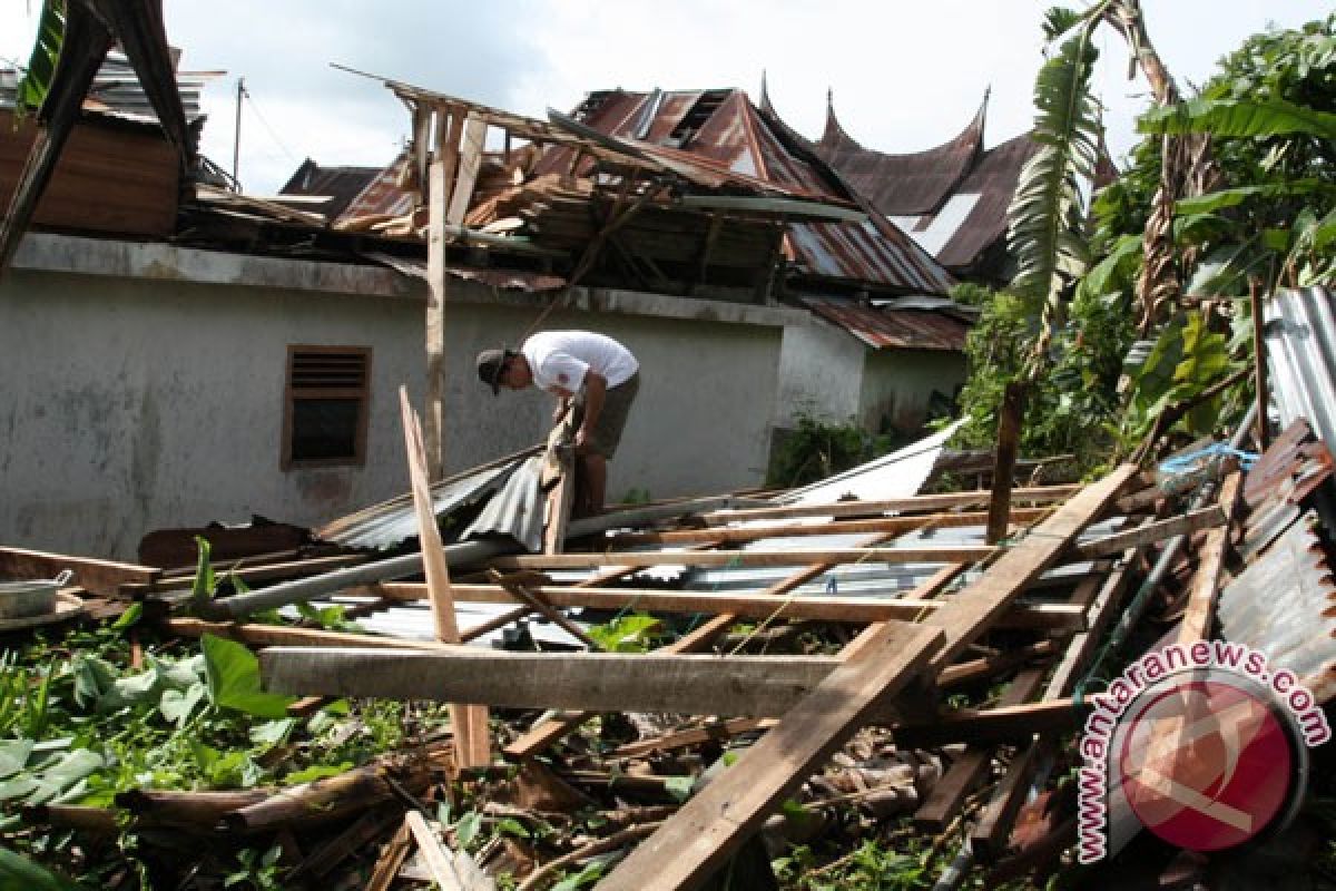 Puting beliung rusak puluhan rumah di Waykanan