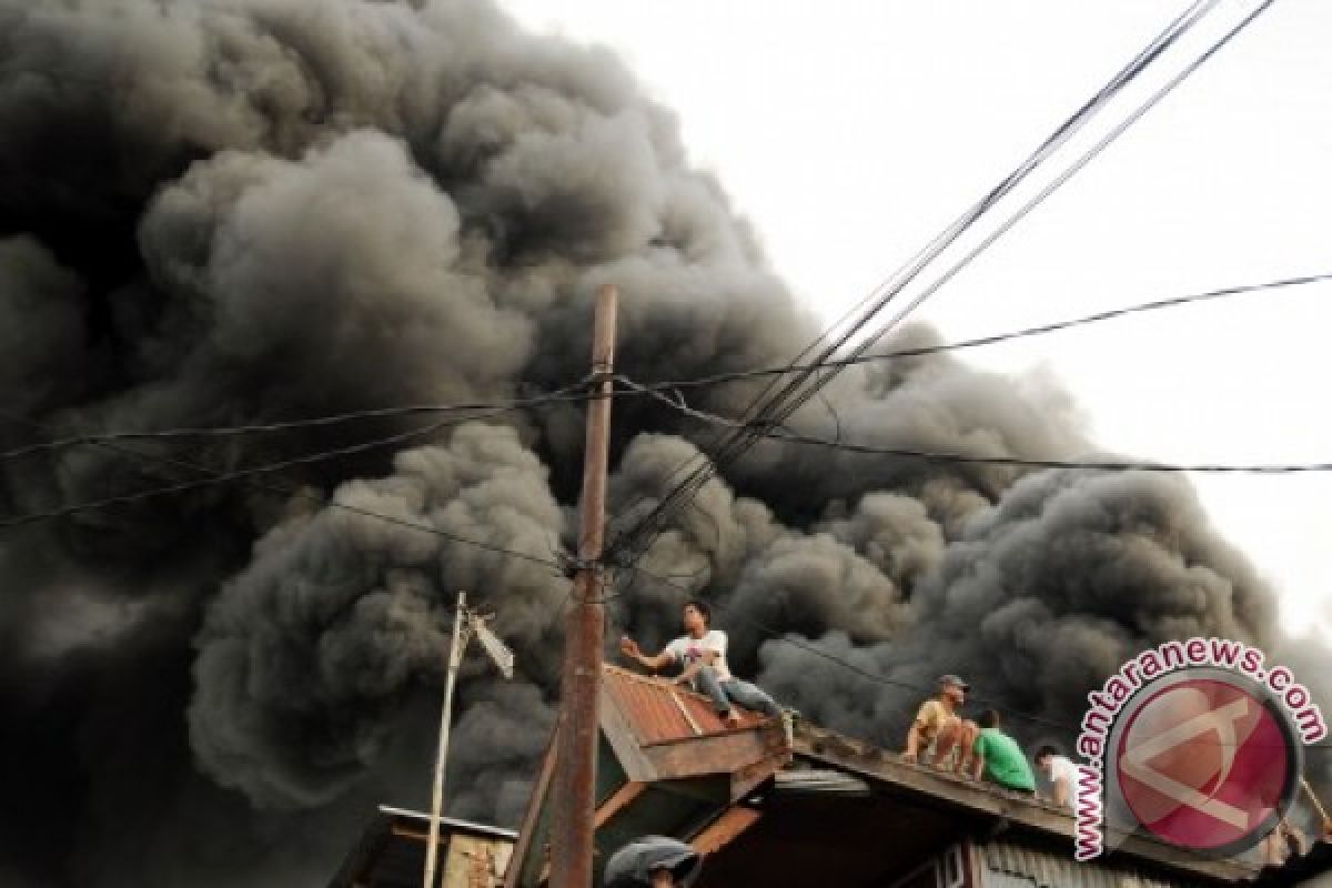 Pabrik pengolahan plastik terbakar 