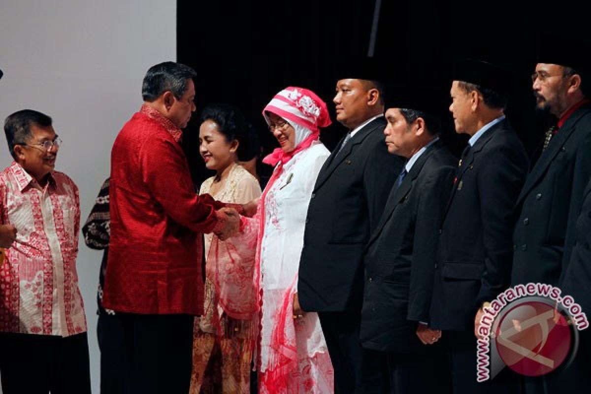 President Yudhoyono bestows awards on outstanding blood donors