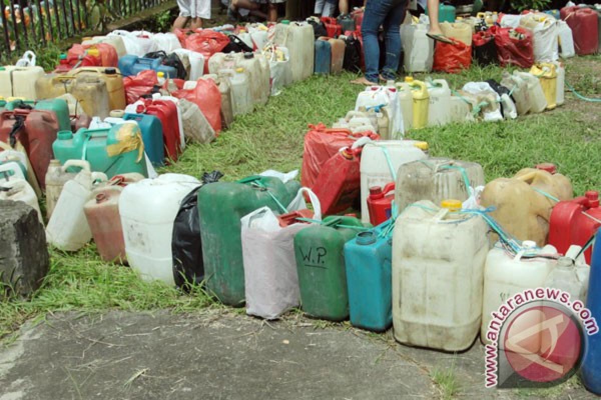 Warga Biak antre beli minyak tanah