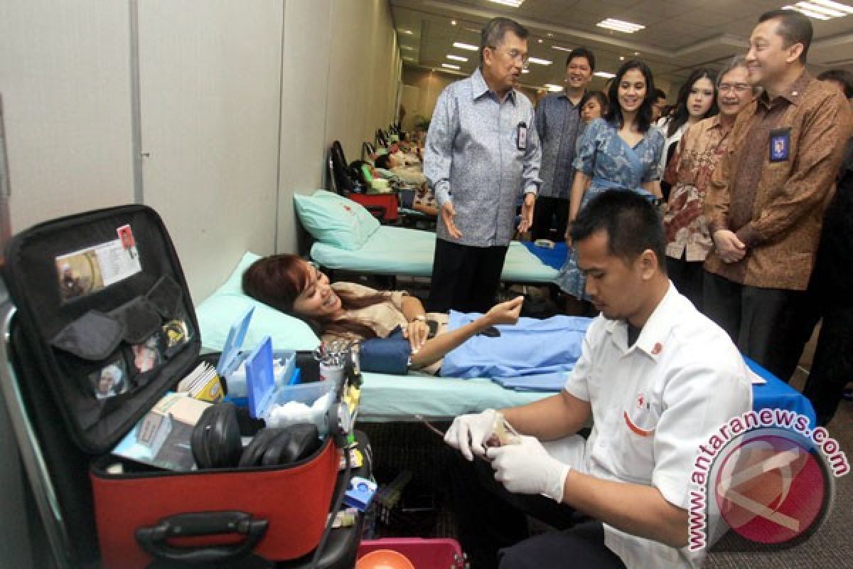 Kalla  invites youths to become blood donors