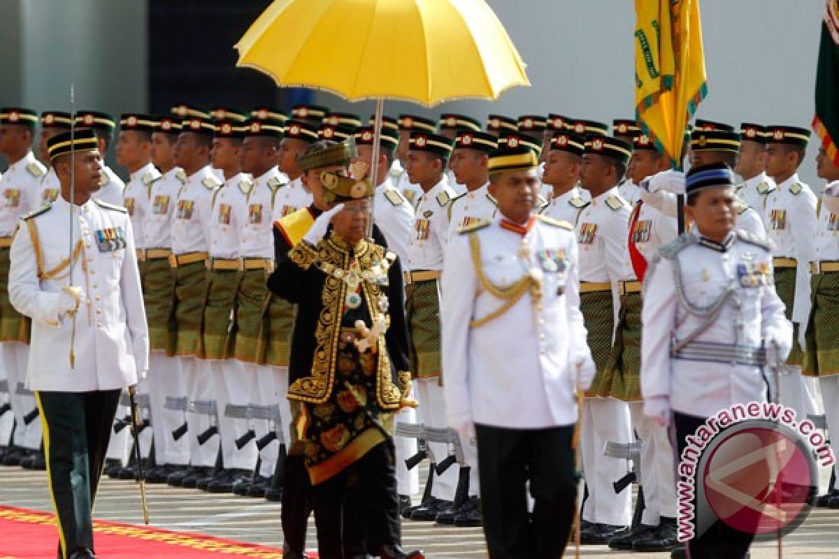 Sultan Abdul Halim  dinobatkan  kembali sebagai " Yang Dipertuan Agong"