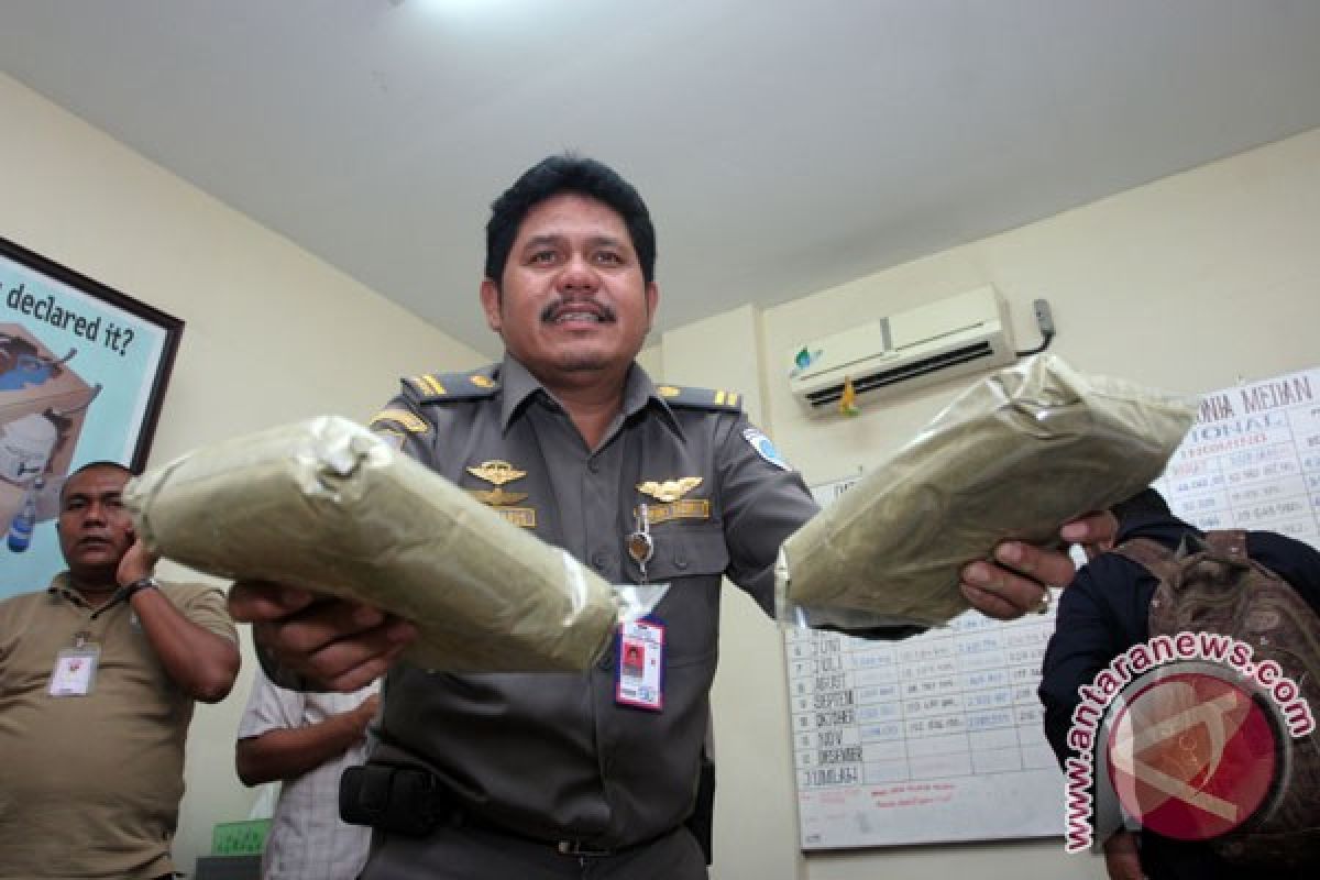 Petugas Bandara Polonia amankan 108 kg ganja 