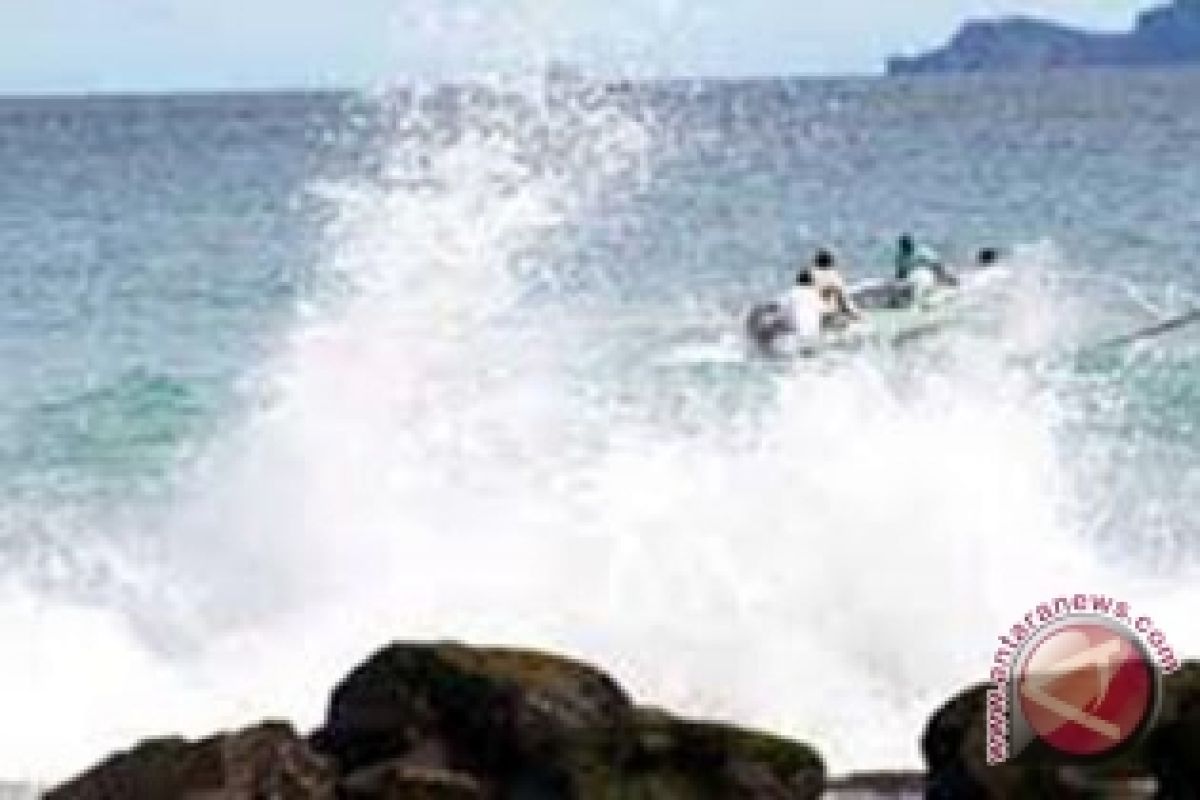 Gelombang di laut Bengkulu tiga meter