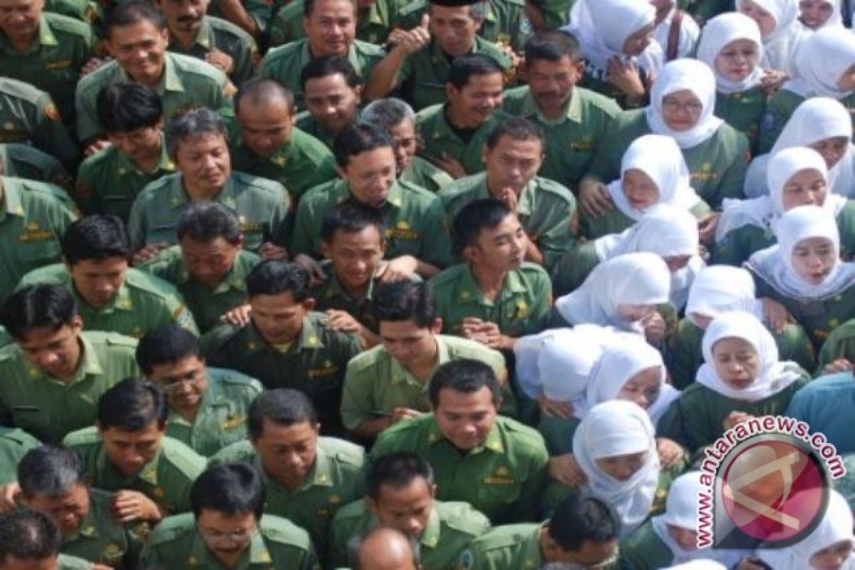 Pejabat dan PNS harus bekerja sesuai aturan  