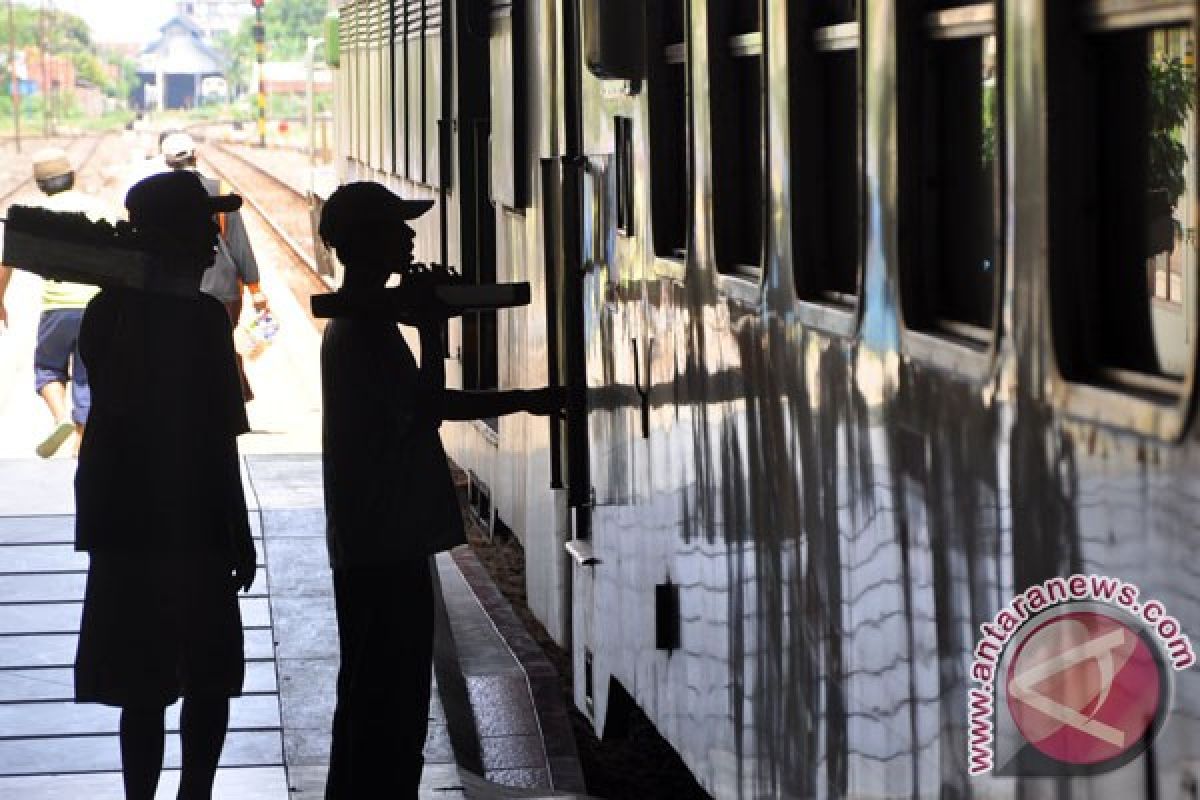 Ratusan pedagang asongan serbu KAI Purwokerto