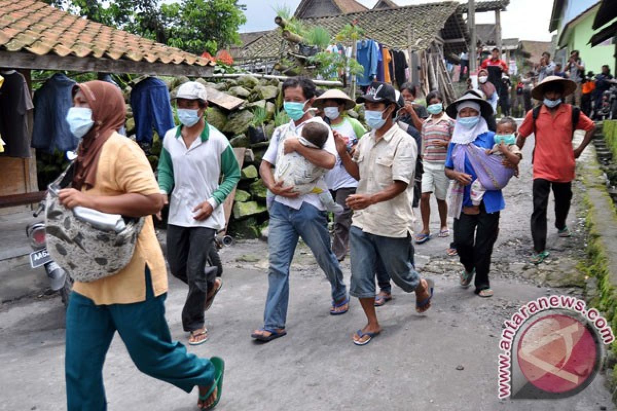 Warga kawasan Merapi jangan panik