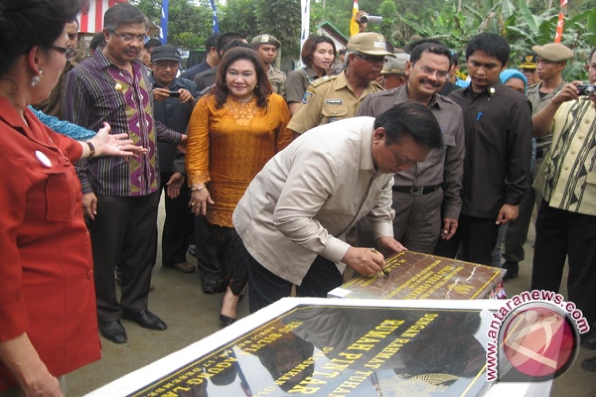 Menkokesra Resmikan Pandu Gerbang Kampung Di Konawe