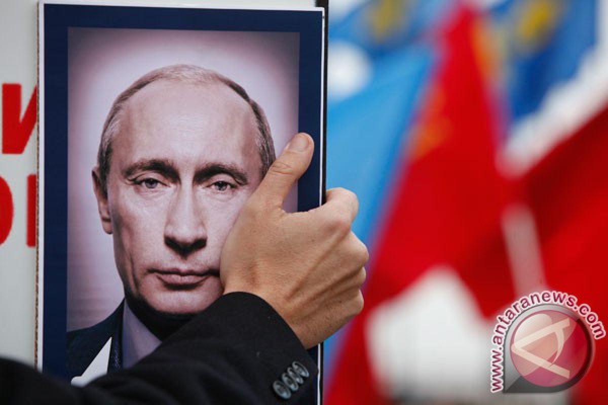 Russians vote as Putin seeks return to presidency