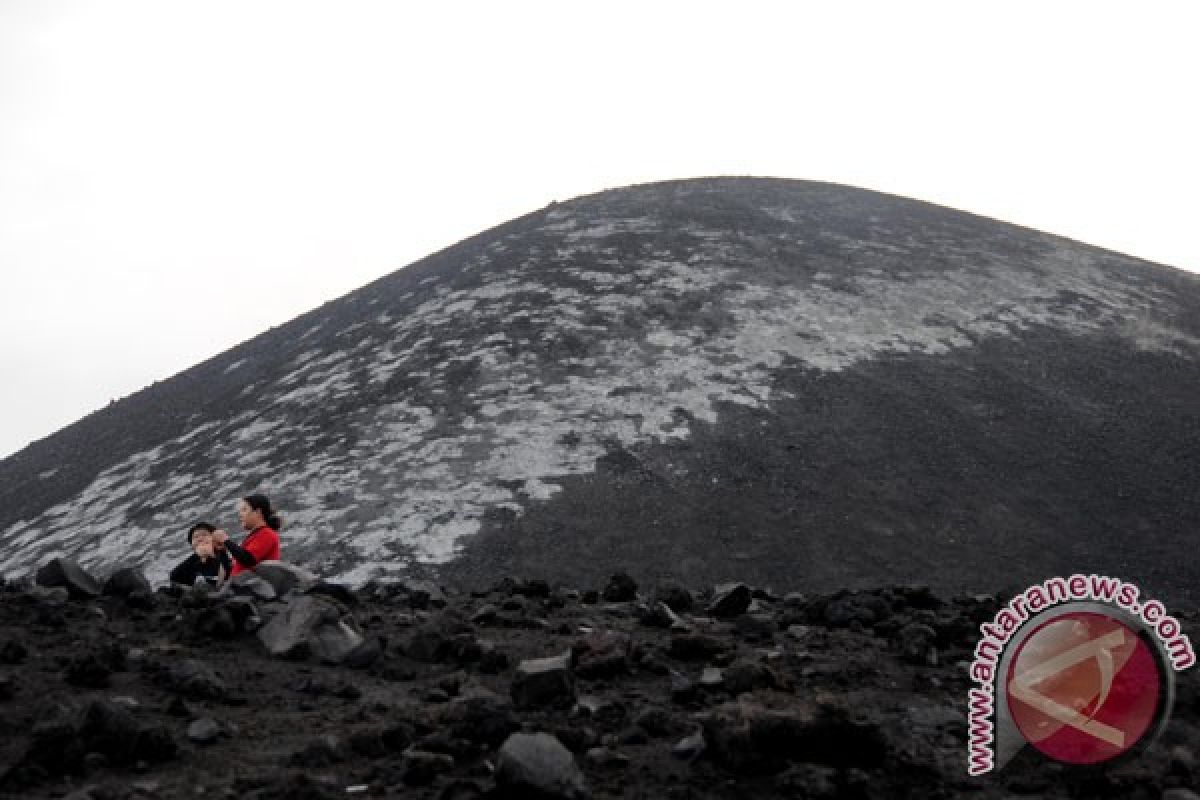 Gunung Anak Krakatau keluarkan gempa hembusan 