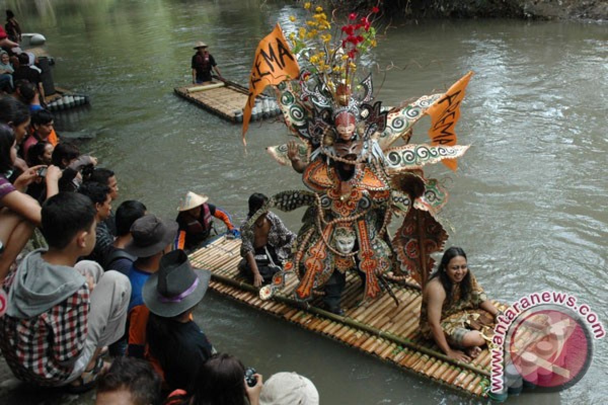 Sensasi naik rakit bambu di Wisata air Kasongan 