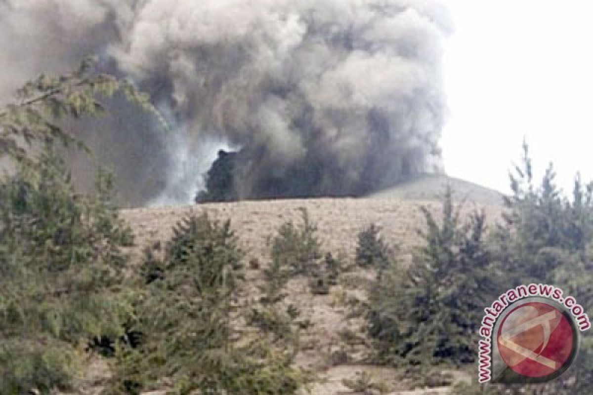 Gunung Anak Krakatau tertutup kabut hitam 