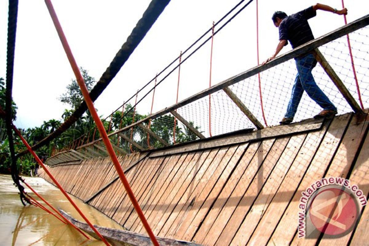 Jembatan gantung di Cianjur putus, belasan warga luka-luka