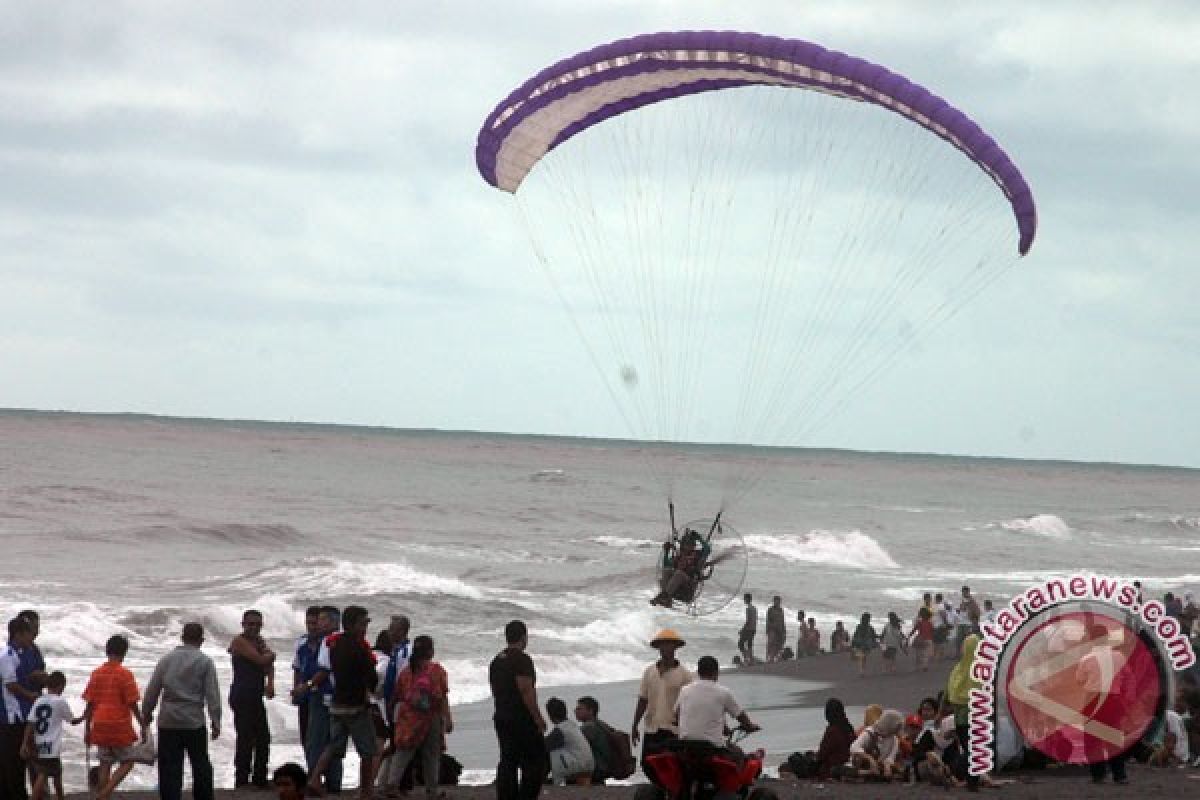 Pelaksanan Jogja Air Show di parangtritis mundur